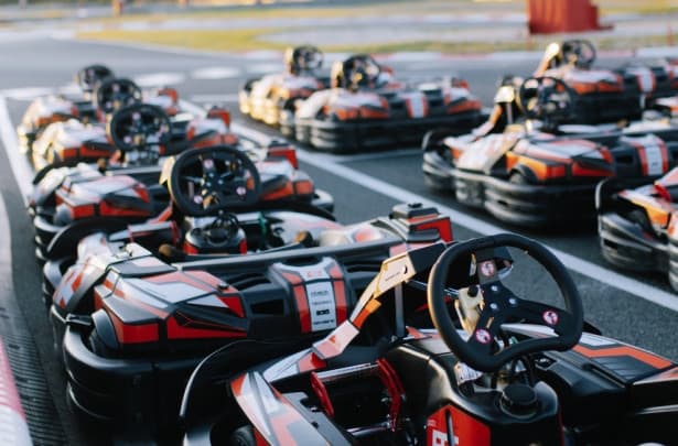 Kart fahren in der Halle oder im Freien: was zu deinem Niveau passt